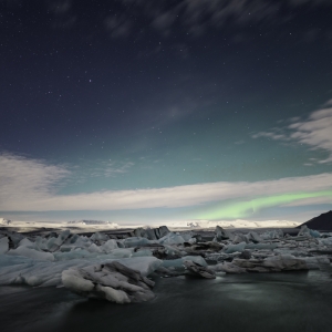 Luminile nordului peste lacul glaciar Jökulsárlón